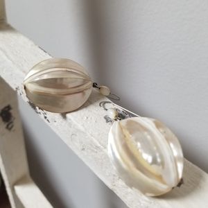 Earrings dangle abalone cream